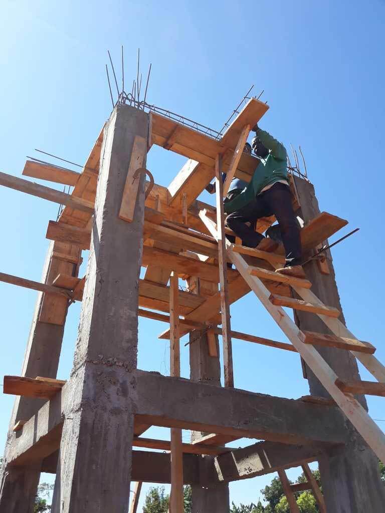 Visite du chantier du château d'eau par Jean-Claude Temwa à Mbalang Djalingo au Cameroun - Un projet Triangle d'Afrique