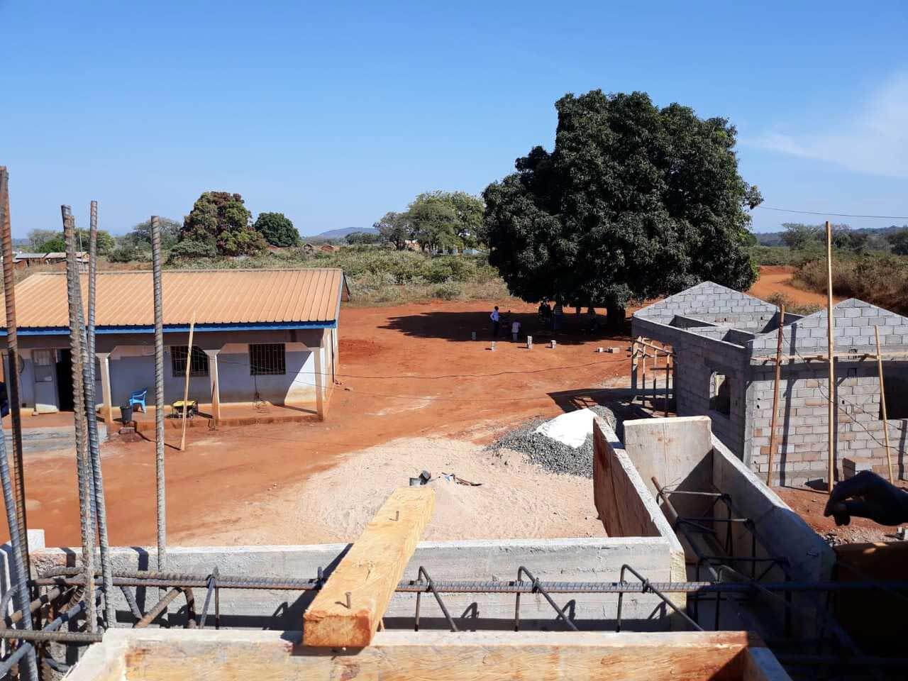 Visite du chantier du château d'eau par Jean-Claude Temwa à Mbalang Djalingo au Cameroun - Un projet Triangle d'Afrique
