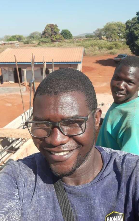 Visite du chantier du château d'eau par Jean-Claude Temwa à Mbalang Djalingo au Cameroun - Un projet Triangle d'Afrique